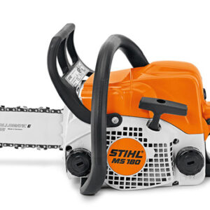 La nuova STIHL MS 180 , rilanciata con un nuovo motore 2-MIX a basse emissioni, fino a - 20% di consumo carburante rispetto alla precedente versione, nuovo design di cappottatura e carenatura ventola, messa in tensione facilitata grazie al tendicatena laterale. Questa motosega è particolarmente adatta per il taglio della legna da ardere.